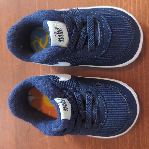 NWOT Nike Baby Blue Sneakers Classic Design Size 4C 9-12 Months Peace Sign - Picture 1 of 7